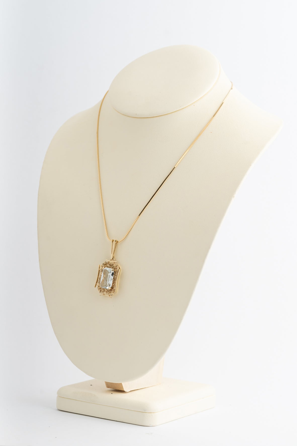 Geel gouden hanger met aquamarijn aan geel gouden collier