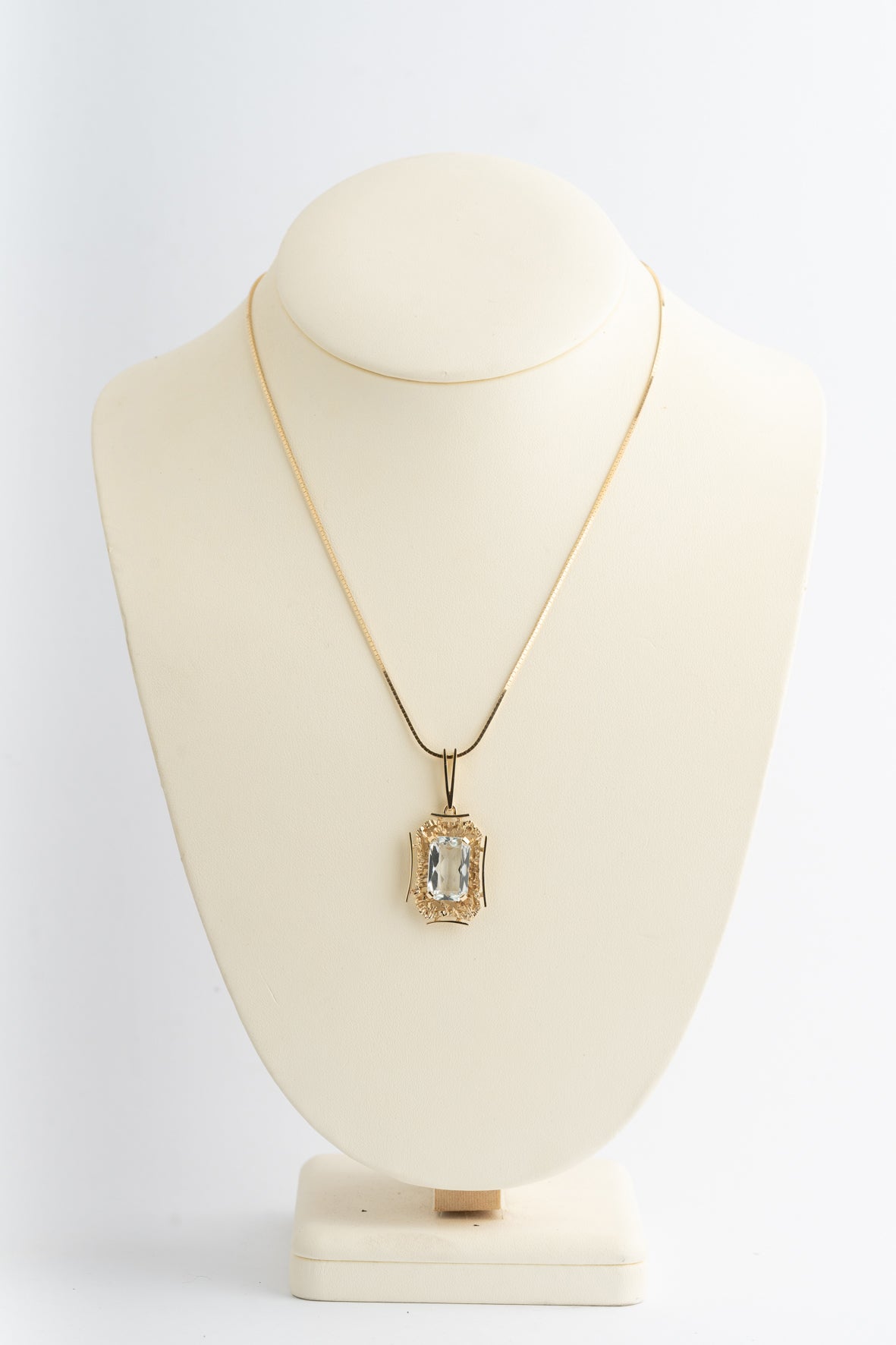 Geel gouden hanger met aquamarijn aan geel gouden collier