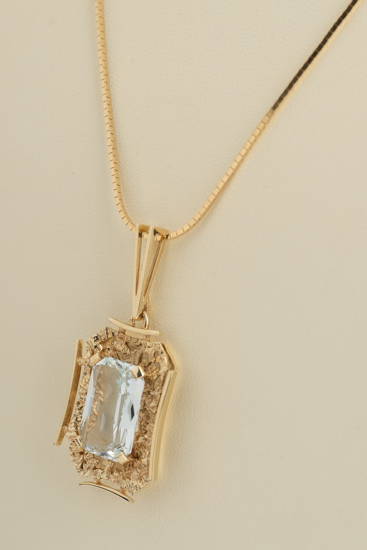Yellow gold pendant with aquamarine on a yellow gold necklace