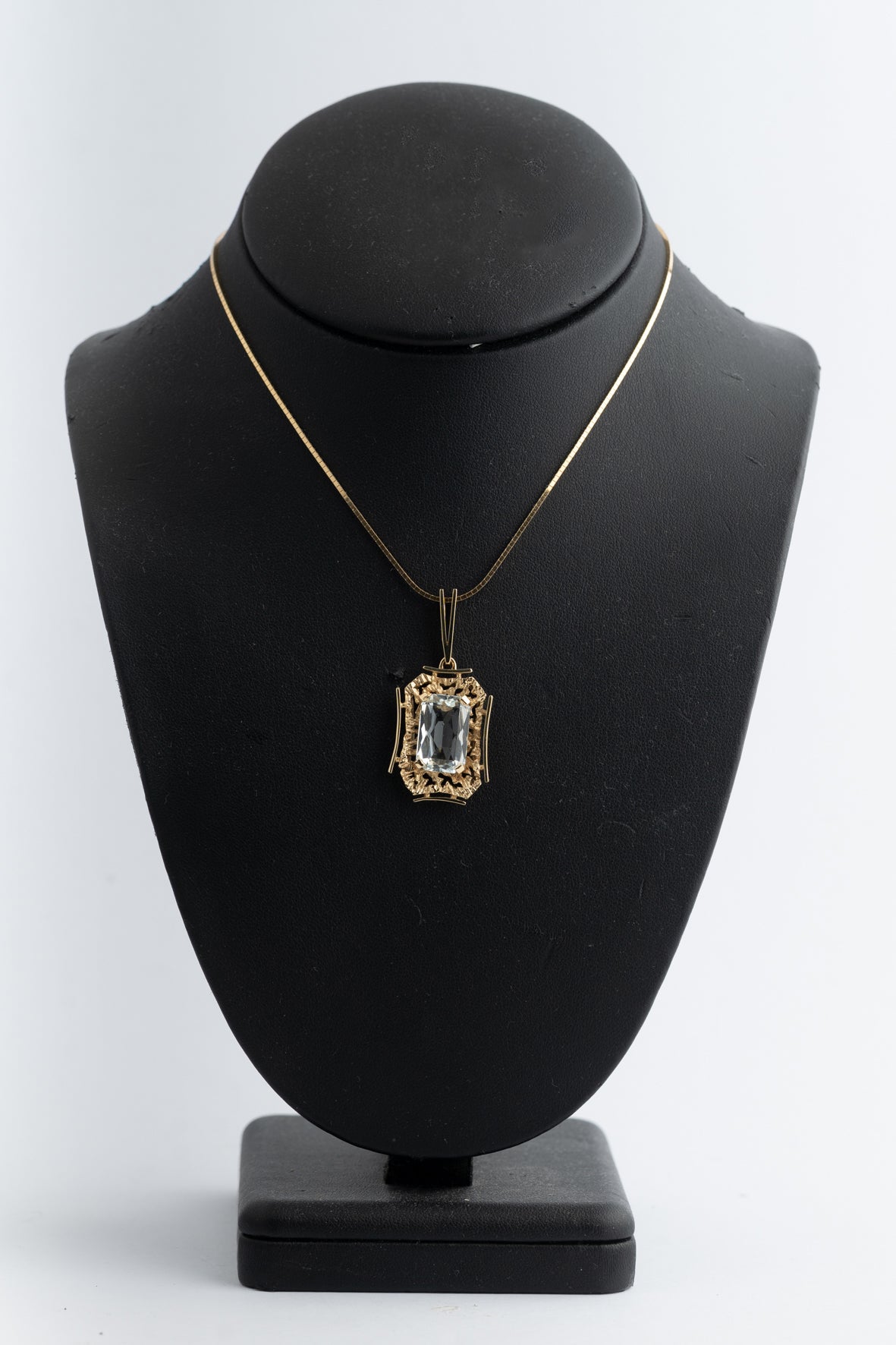 Yellow gold pendant with aquamarine on a yellow gold necklace