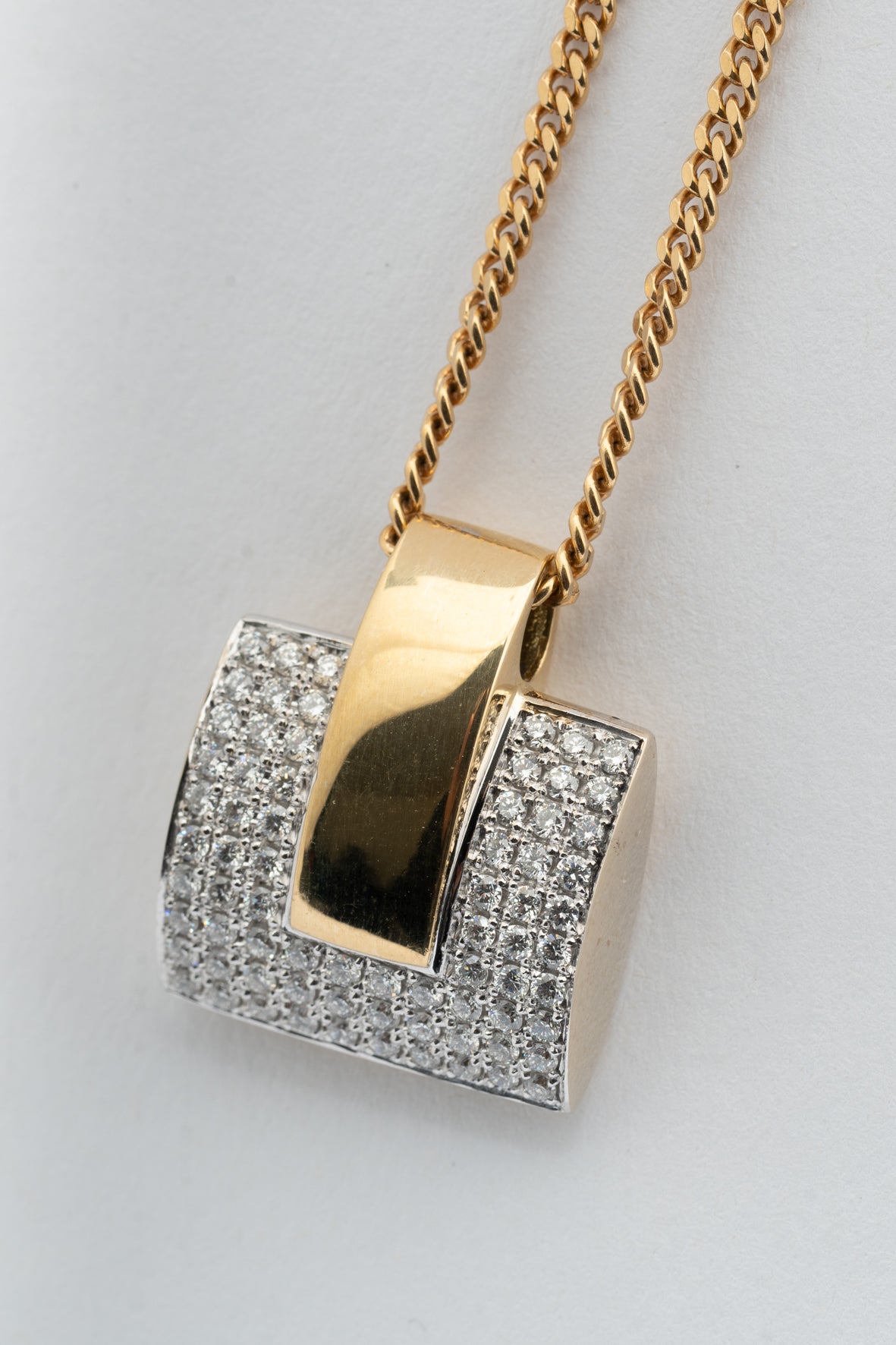 White/yellow gold pendant with brilliant-cut diamonds on a yellow gold gourmet chain