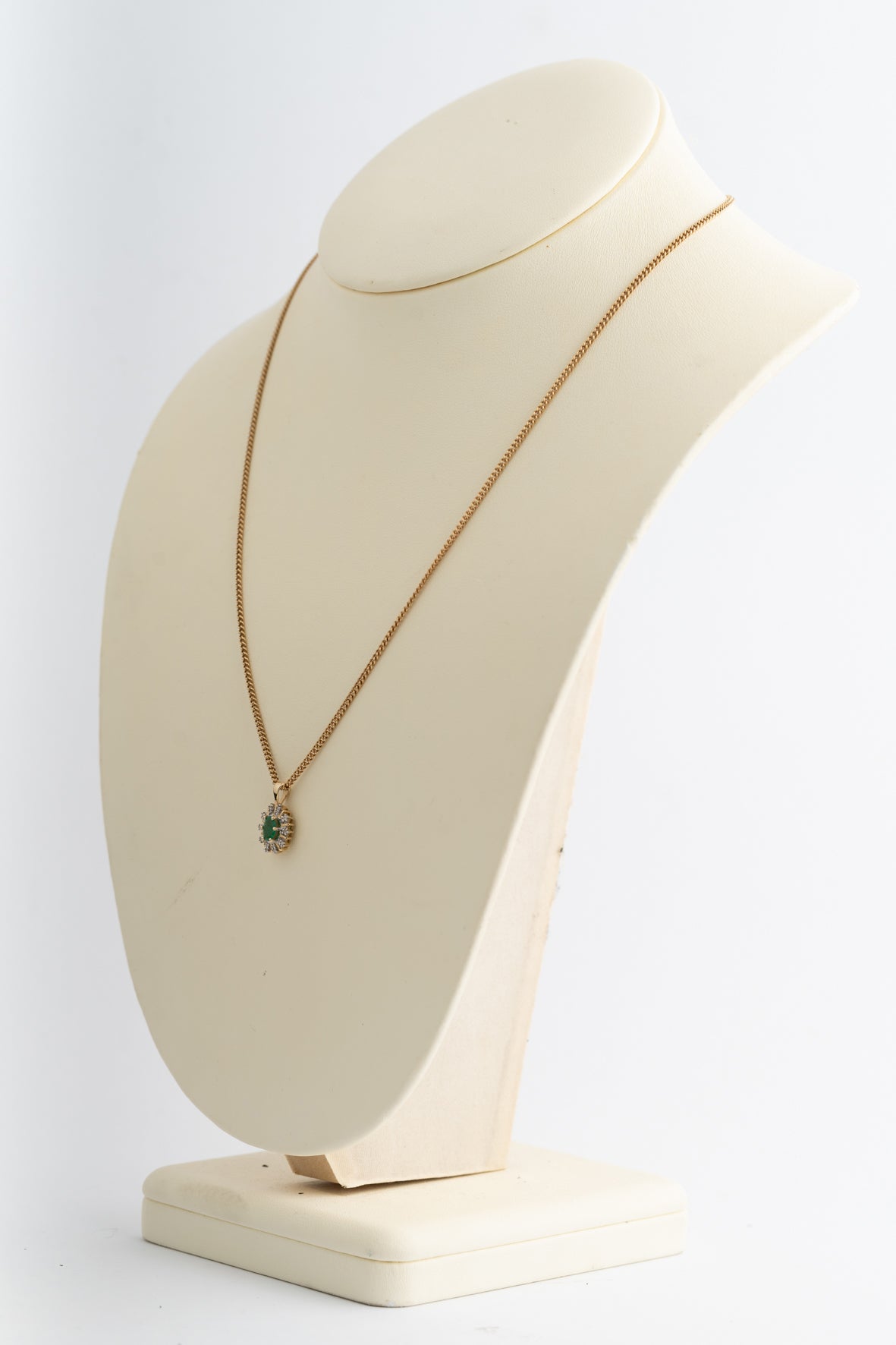 Geel gouden entourage hanger met smaragd en diamanten aan geel gouden gourmet collier