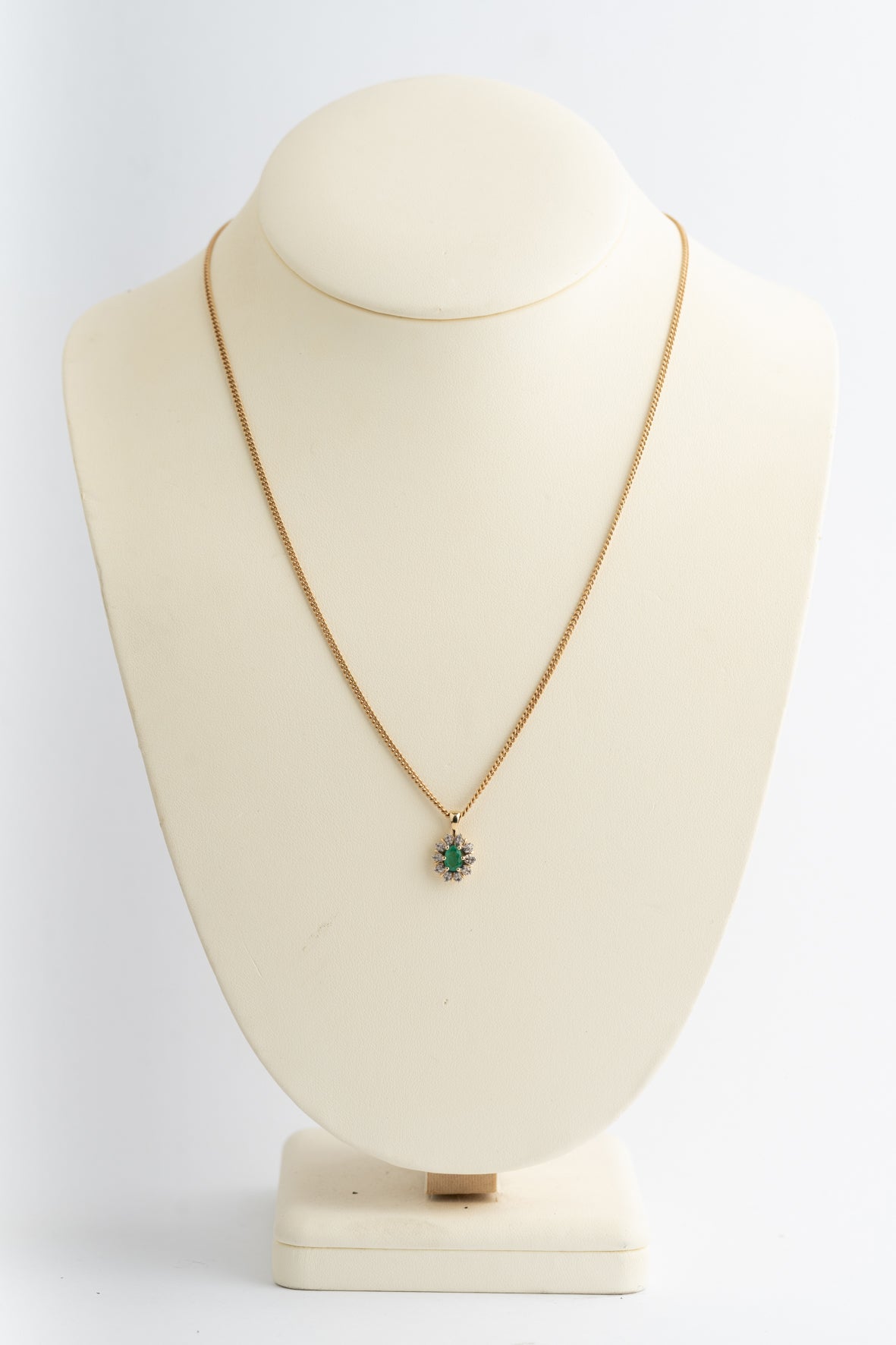 Geel gouden entourage hanger met smaragd en diamanten aan geel gouden gourmet collier