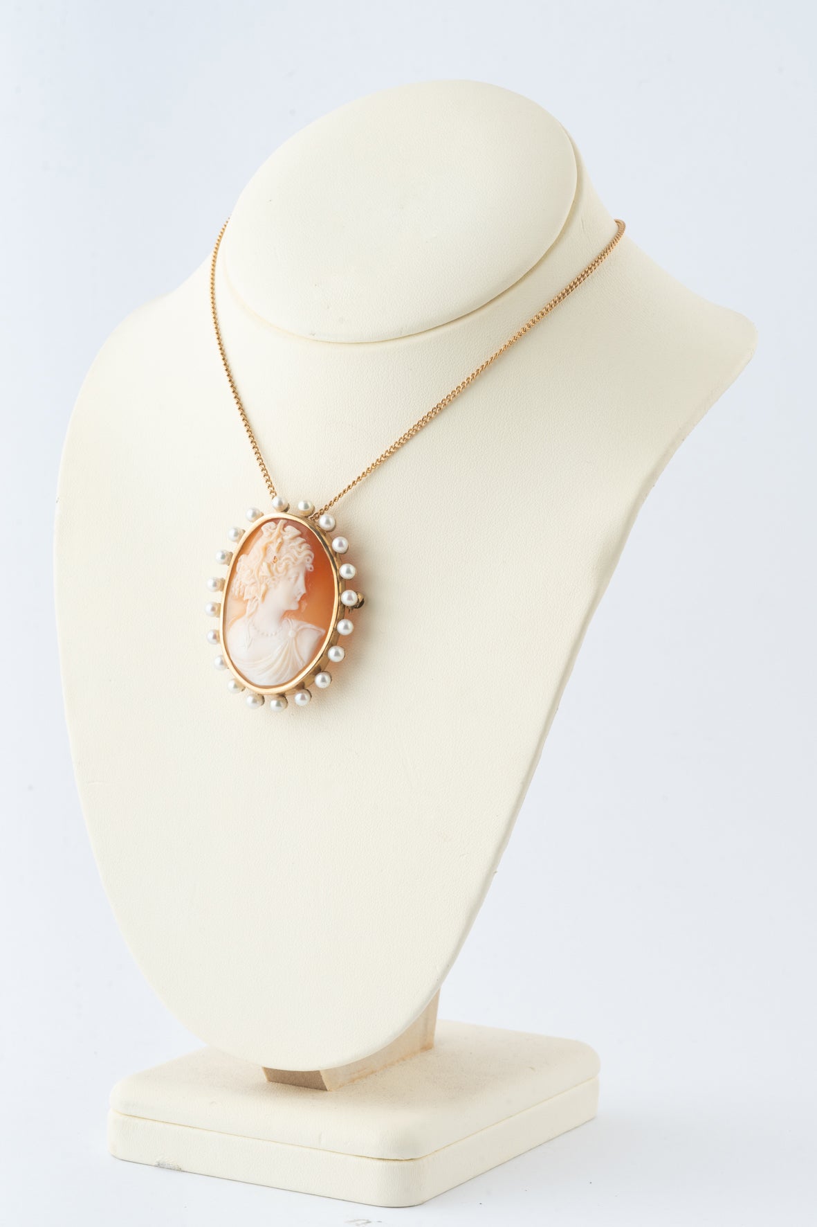 Antieke geel gouden camée/broche hanger aan geel gouden collier