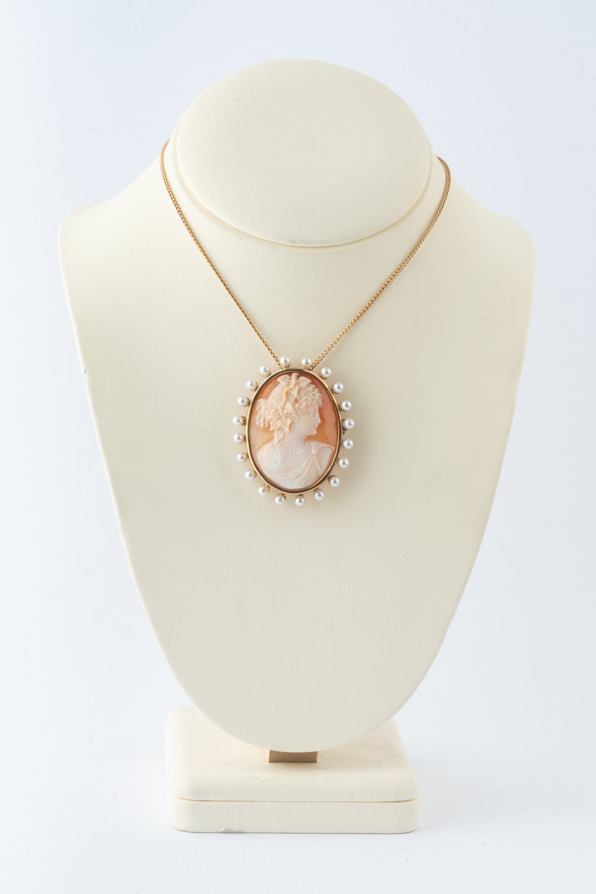 Antieke geel gouden camée/broche hanger aan geel gouden collier
