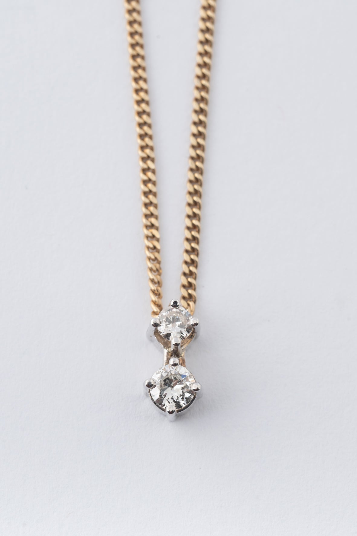 Wit gouden hanger met briljanten aan geel gouden gourmet collier