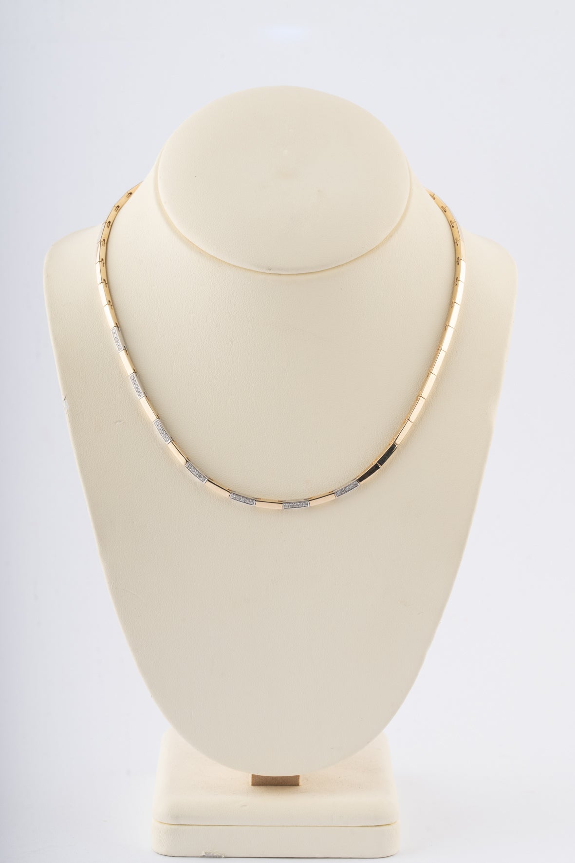 Wit/geel gouden schakel collier met briljanten