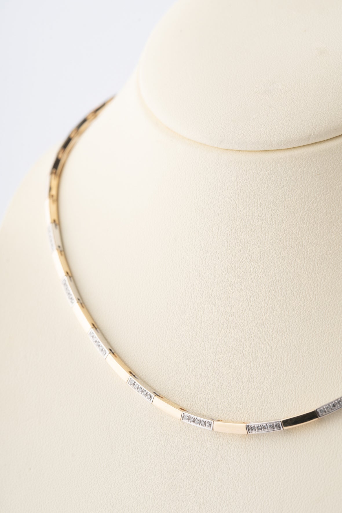Wit/geel gouden schakel collier met briljanten