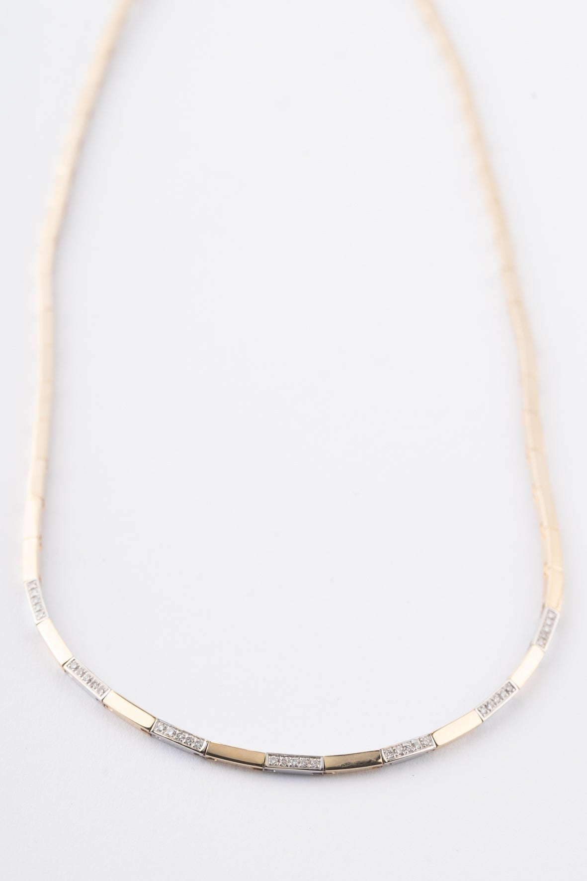 Wit/geel gouden schakel collier met briljanten