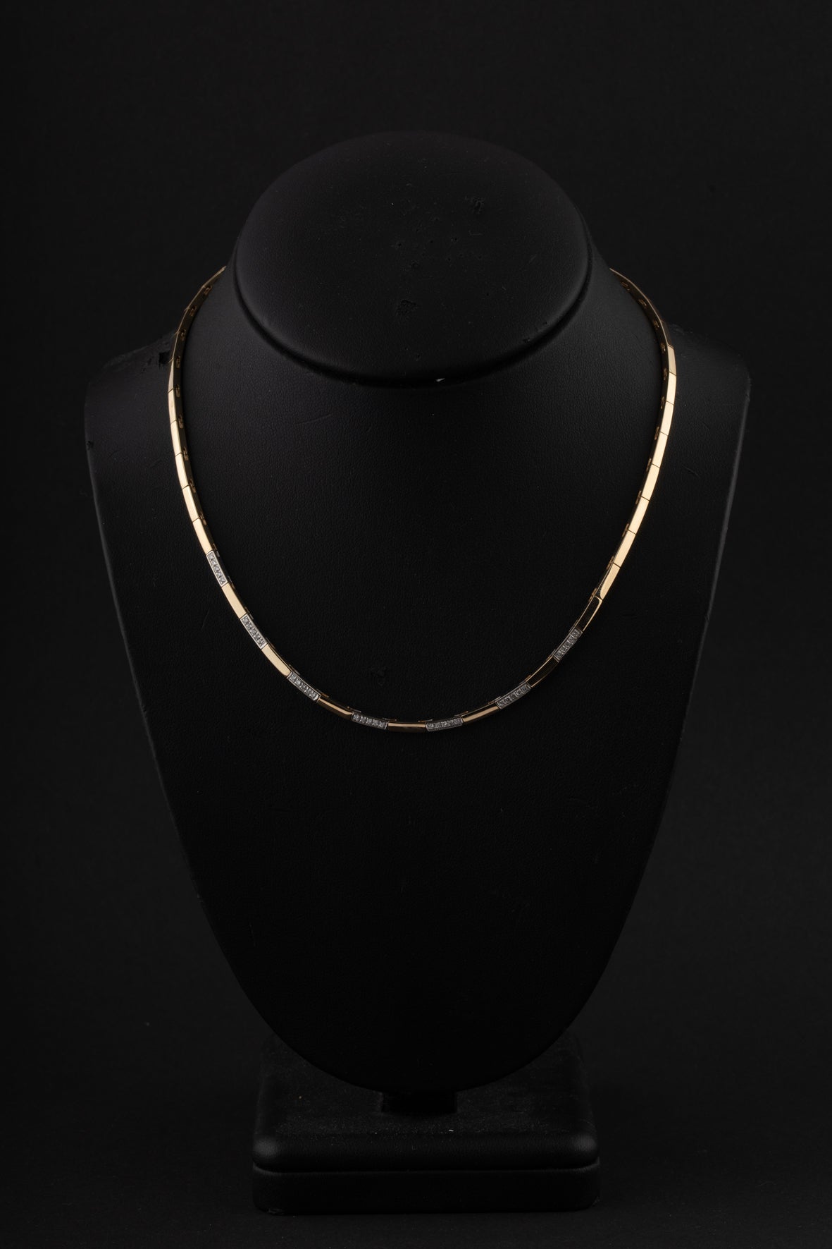 Wit/geel gouden schakel collier met briljanten