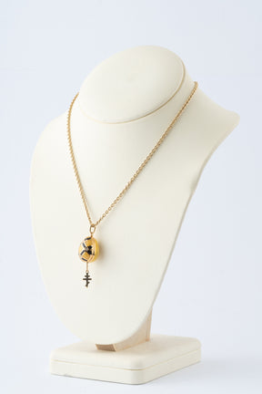Yellow gold egg with brilliants on a yellow gold anchor chain, Fabergé