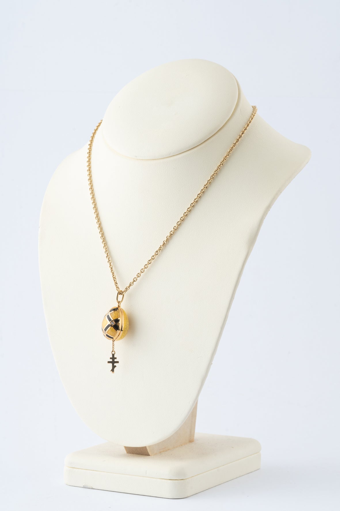 Geelgouden ei met briljanten aan geelgouden anker collier, Fabergé