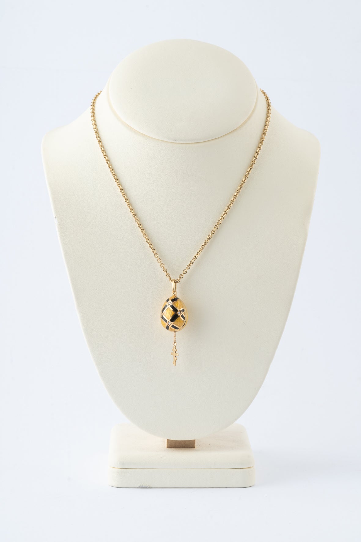 Geelgouden ei met briljanten aan geelgouden anker collier, Fabergé