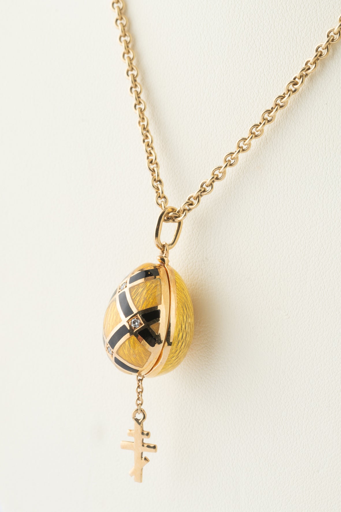 Yellow gold egg with brilliants on a yellow gold anchor chain, Fabergé