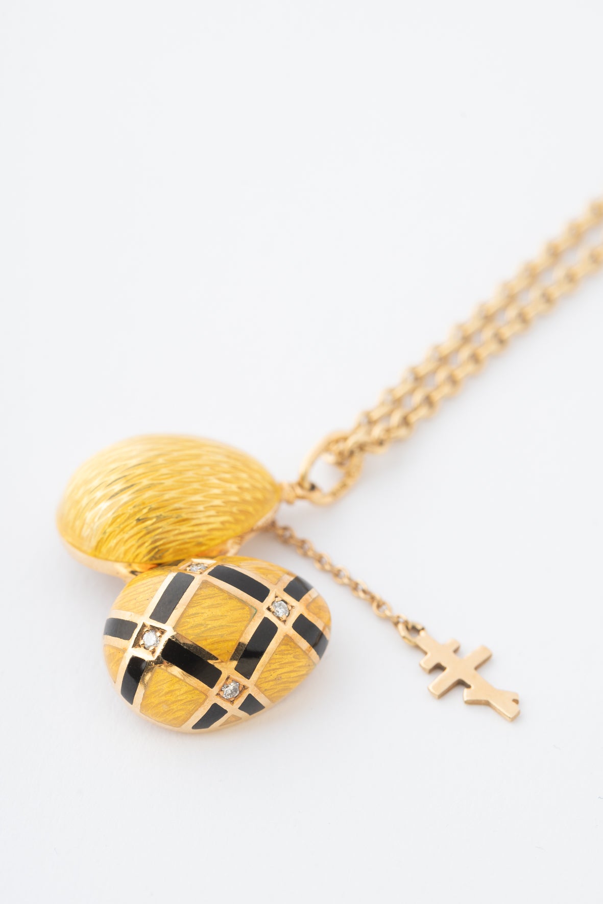 Yellow gold egg with brilliants on a yellow gold anchor chain, Fabergé