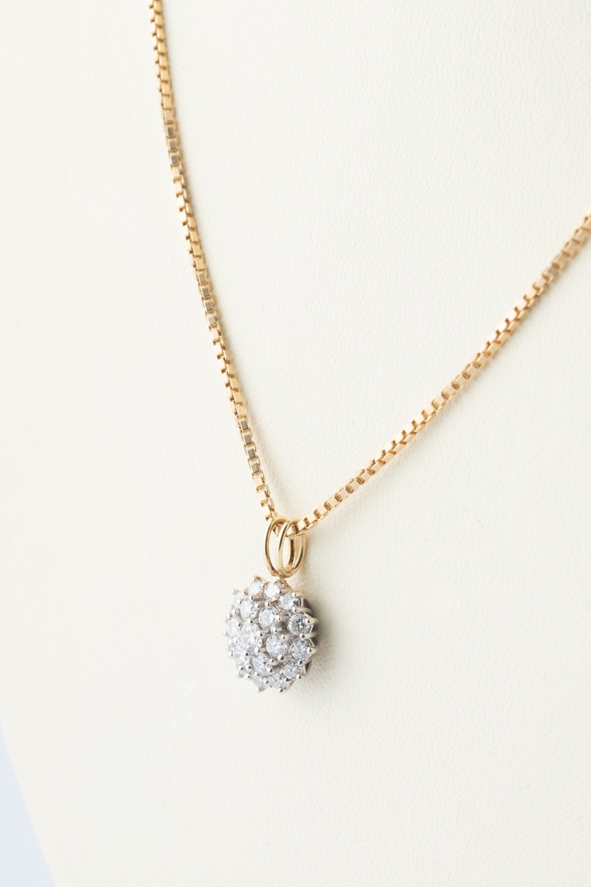 White gold/yellow gold pendant with brilliant-cut diamonds on a yellow gold Venetian necklace