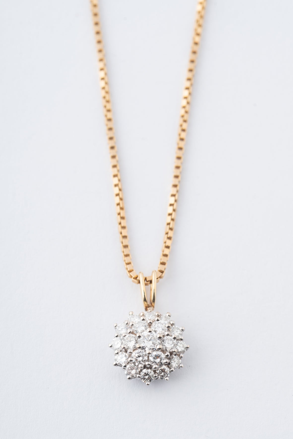 White gold/yellow gold pendant with brilliant-cut diamonds on a yellow gold Venetian necklace