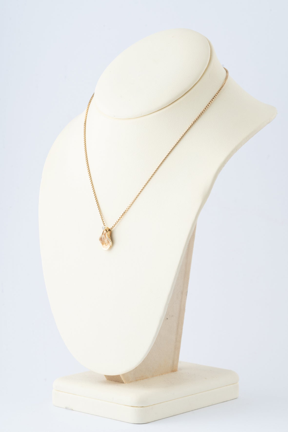 Geelgouden hanger met briljant aan gouden venetiaans collier