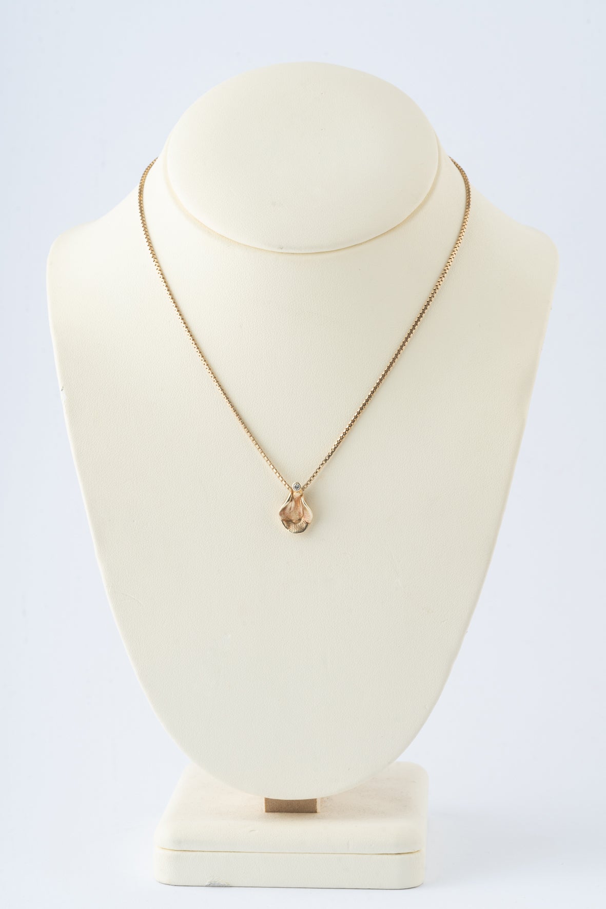 Geelgouden hanger met briljant aan gouden venetiaans collier