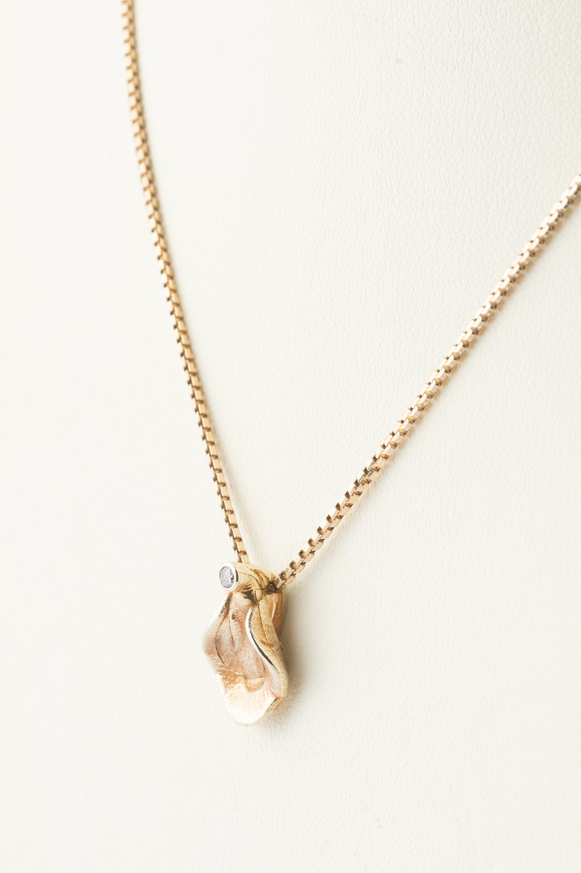 Yellow gold pendant with brilliant-cut diamond on a gold Venetian chain