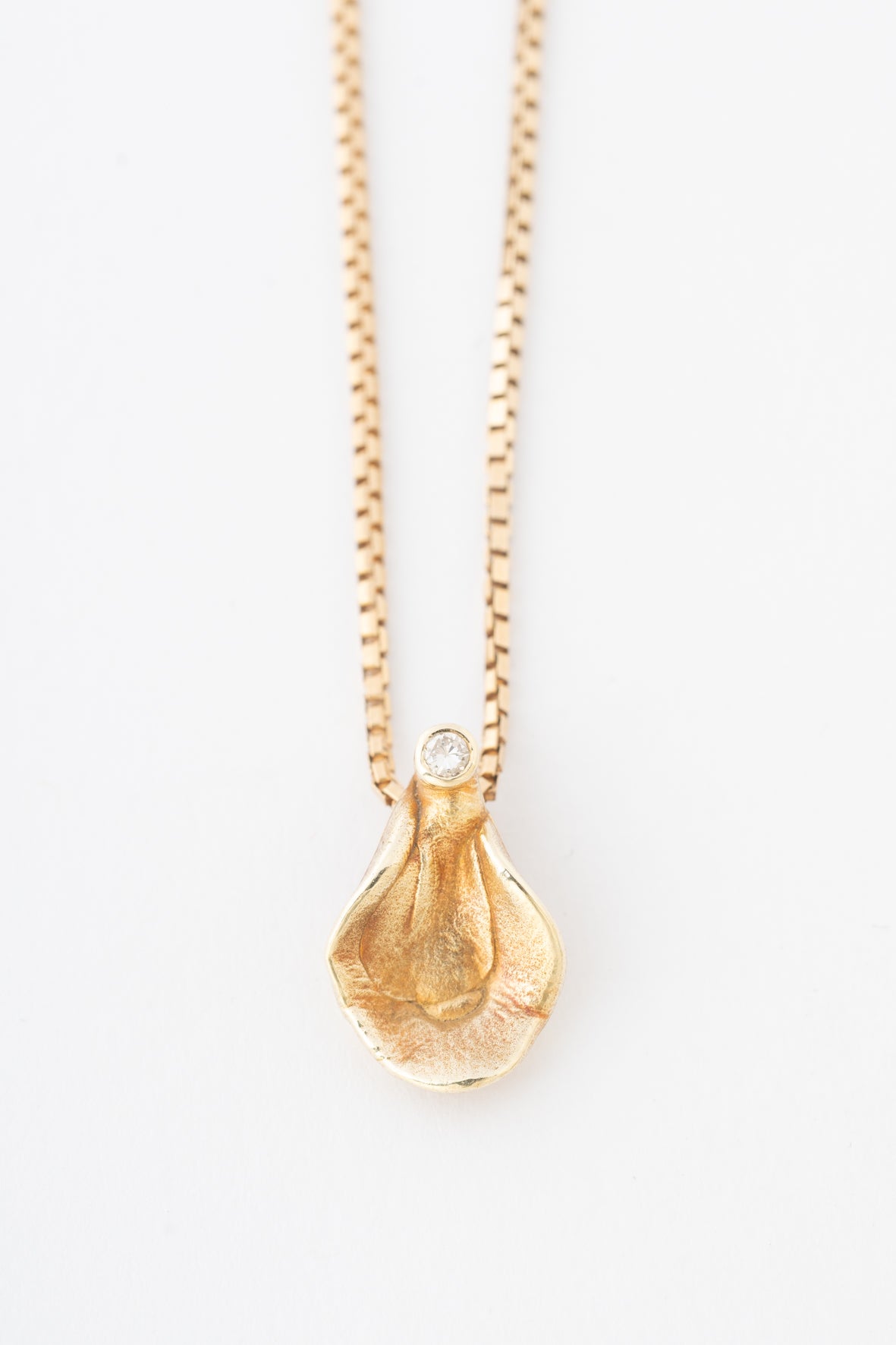 Yellow gold pendant with brilliant-cut diamond on a gold Venetian chain