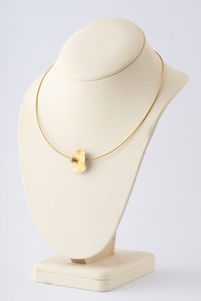 Geelgouden collier met platina hanger en bol met briljant van Niessing