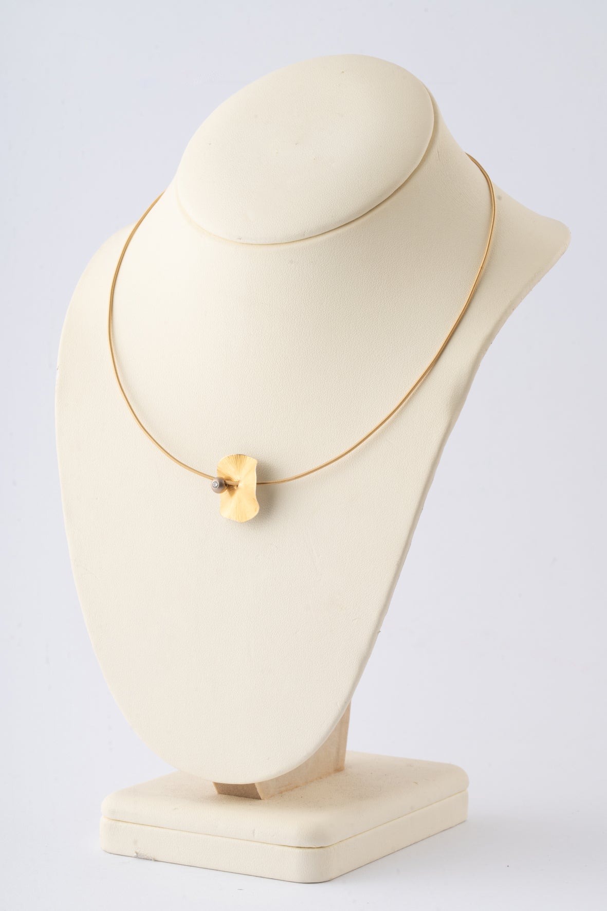 Geelgouden collier met platina hanger en bol met briljant van Niessing