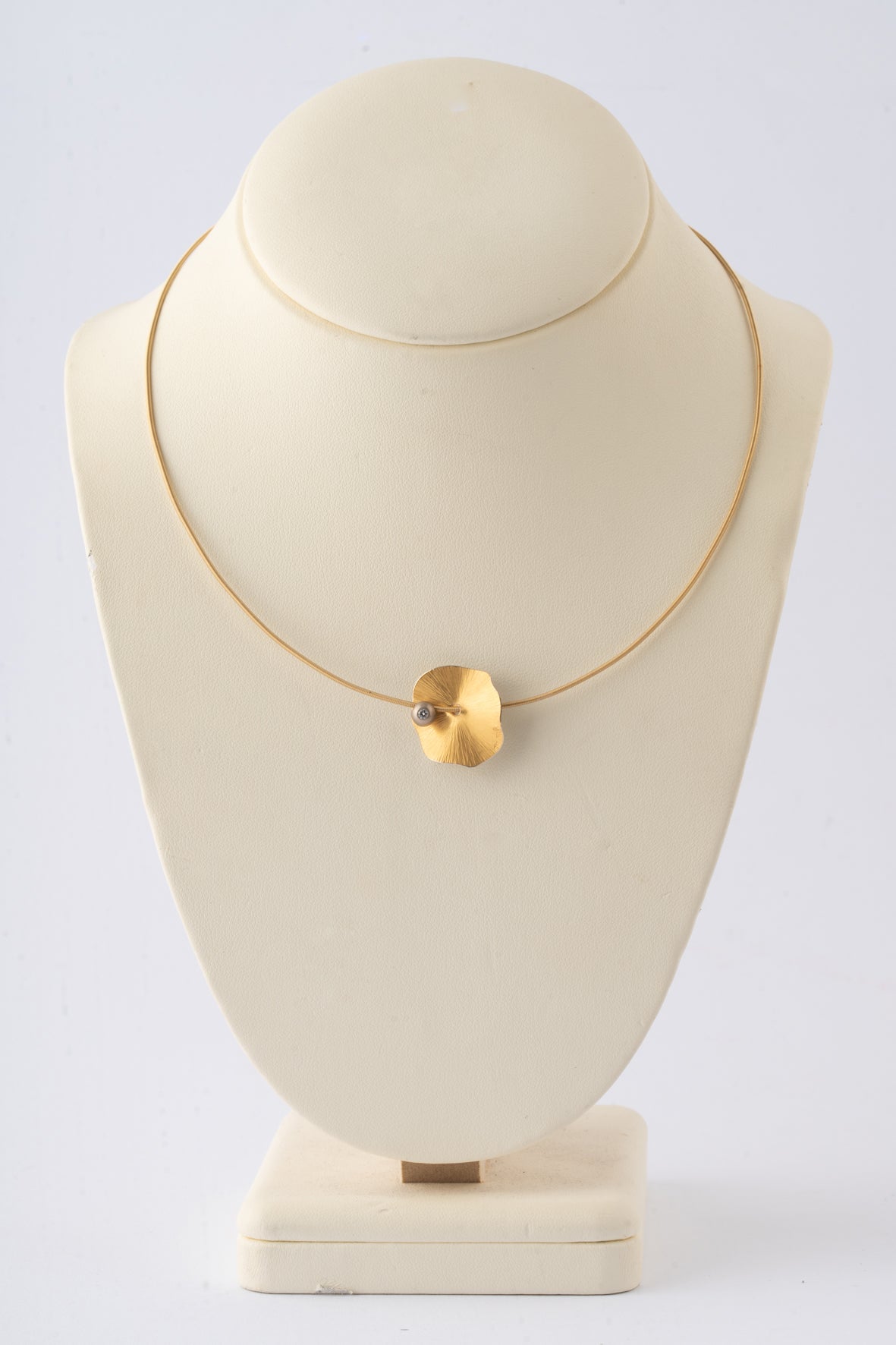 Geelgouden collier met platina hanger en bol met briljant van Niessing