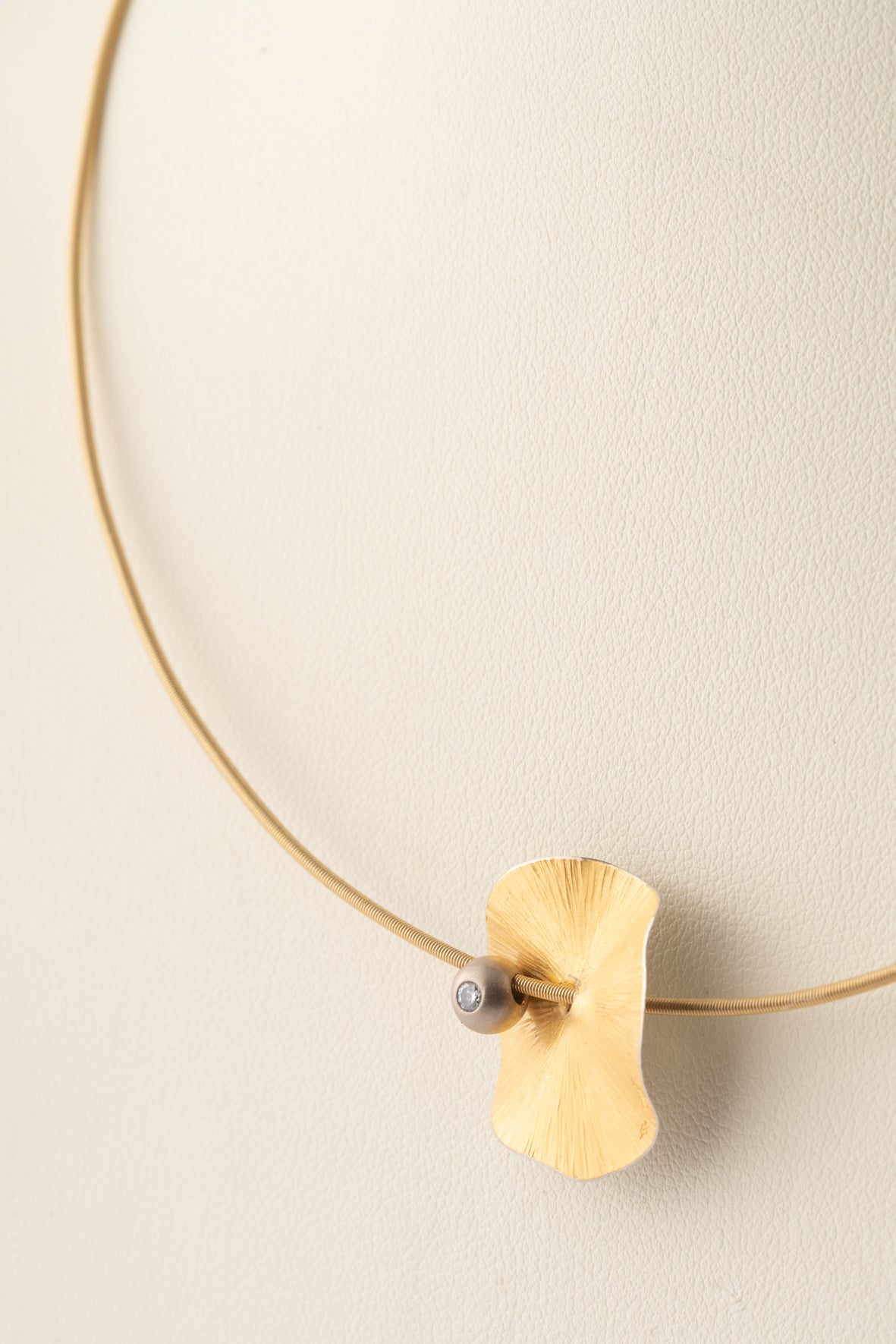 Geelgouden collier met platina hanger en bol met briljant van Niessing