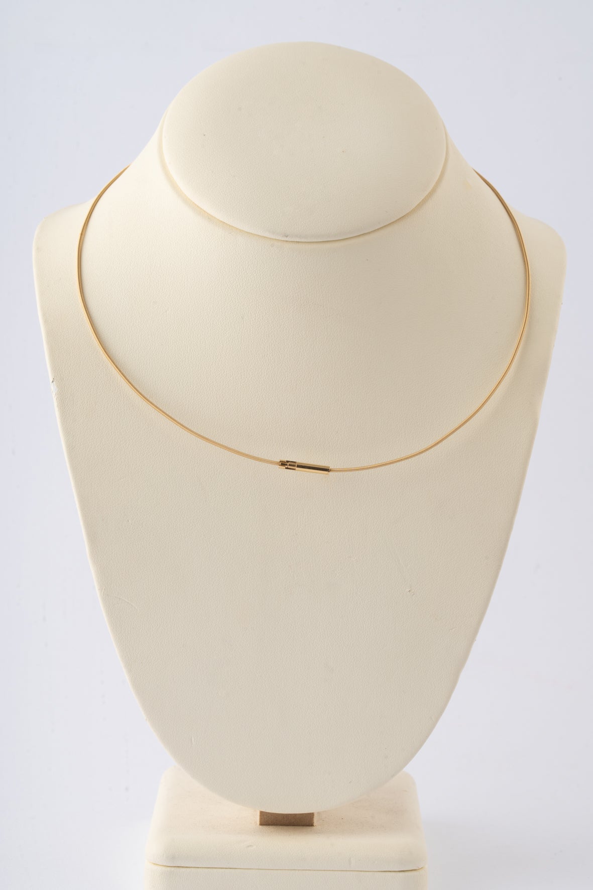 Geelgouden collier met platina hanger en bol met briljant van Niessing