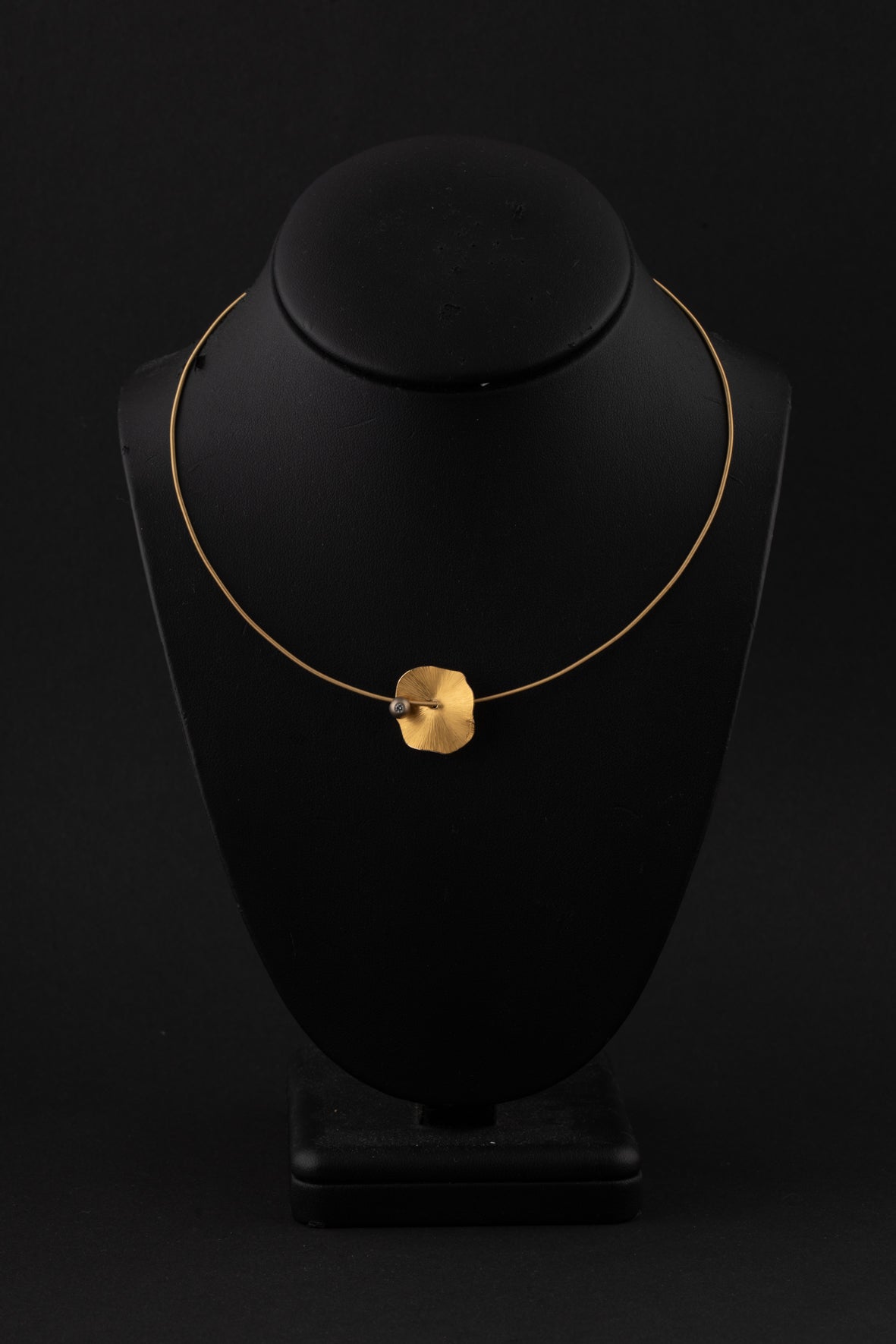 Geelgouden collier met platina hanger en bol met briljant van Niessing