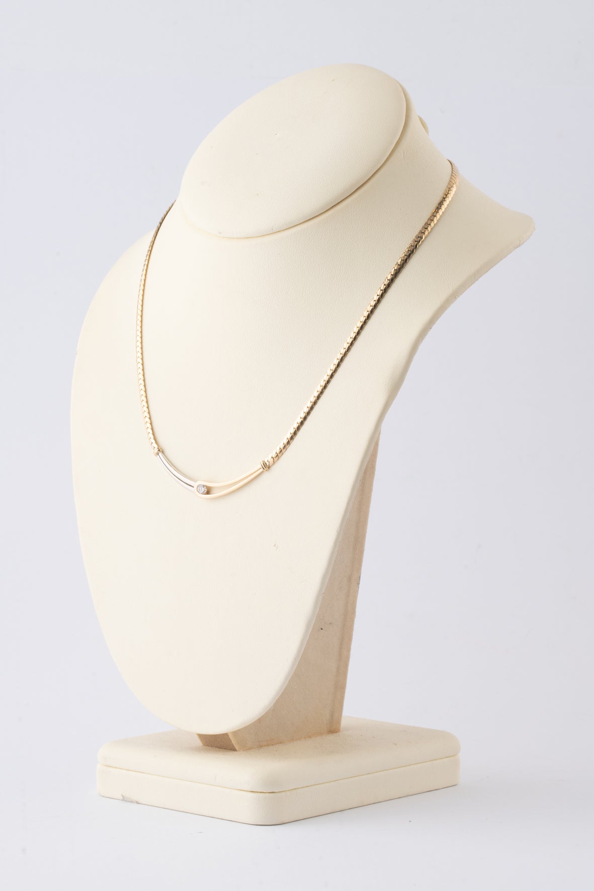 Witgouden/geelgouden collier met een briljant van het merk Le Chic
