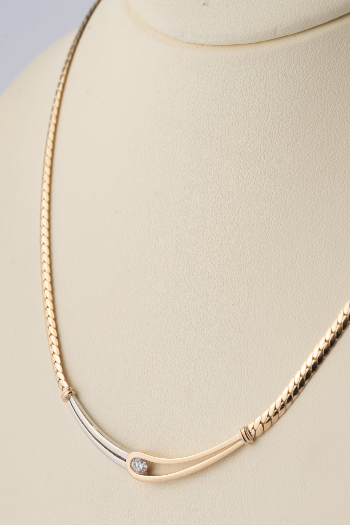 Witgouden/geelgouden collier met een briljant van het merk Le Chic