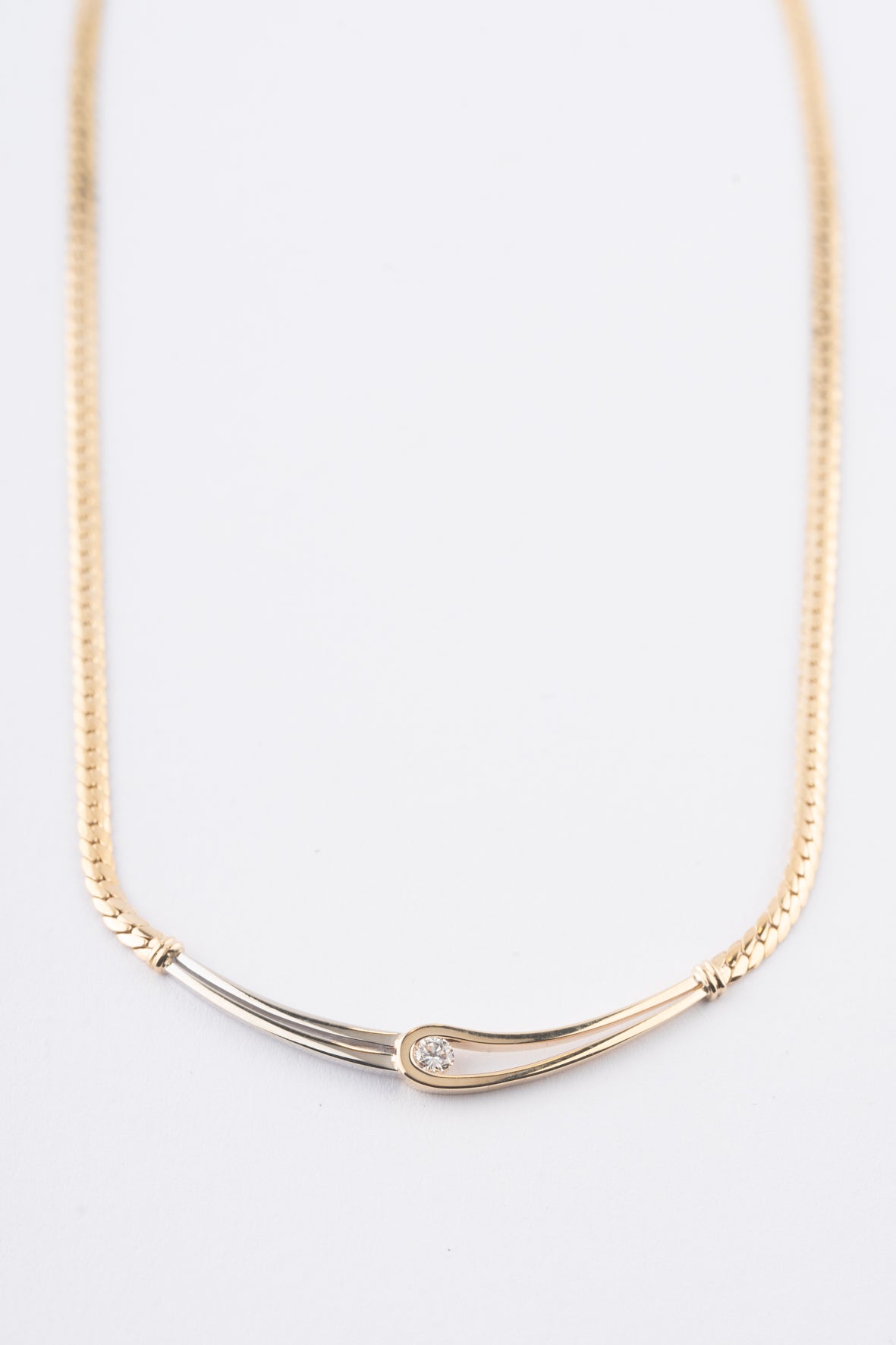 Witgouden/geelgouden collier met een briljant van het merk Le Chic