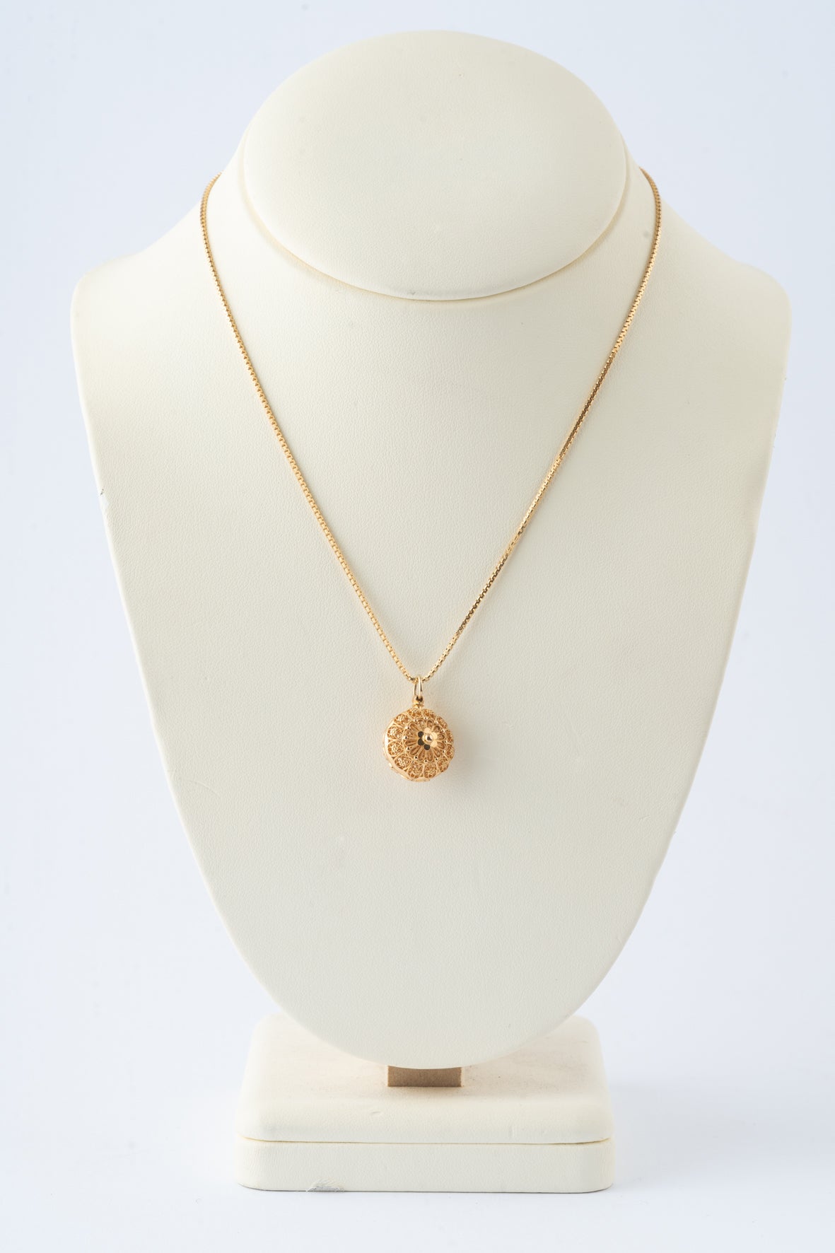 Geelgouden filigrain hanger aan geelgouden Venetiaans collier