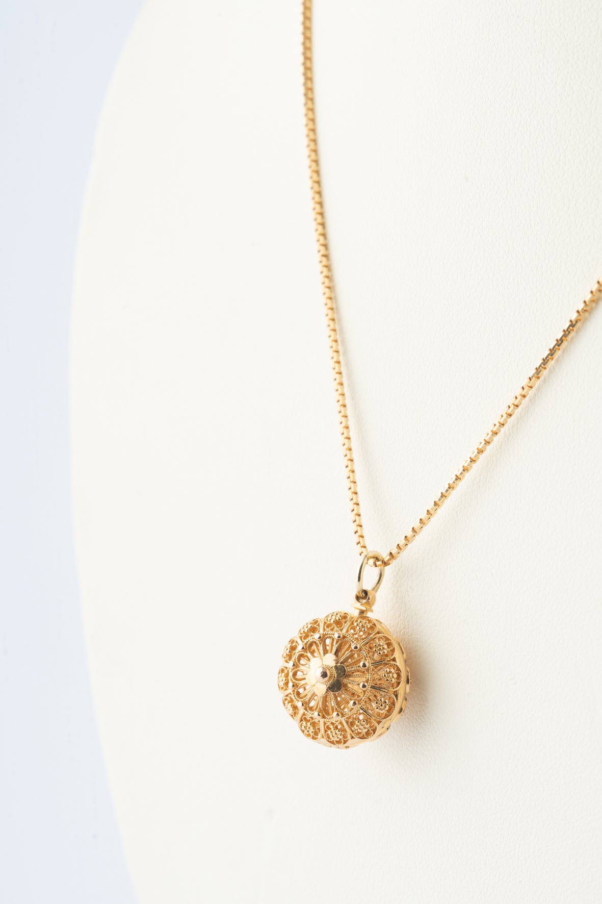 Geelgouden filigrain hanger aan geelgouden Venetiaans collier