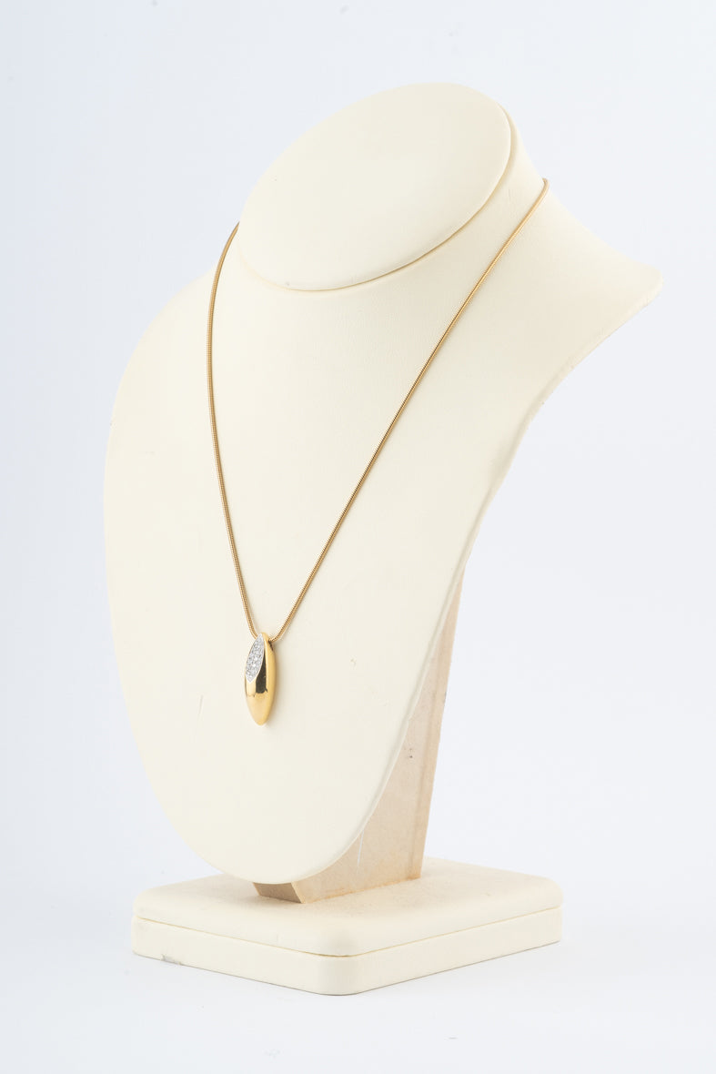 Geelgouden hanger met briljanten aan geelgouden slangencollier