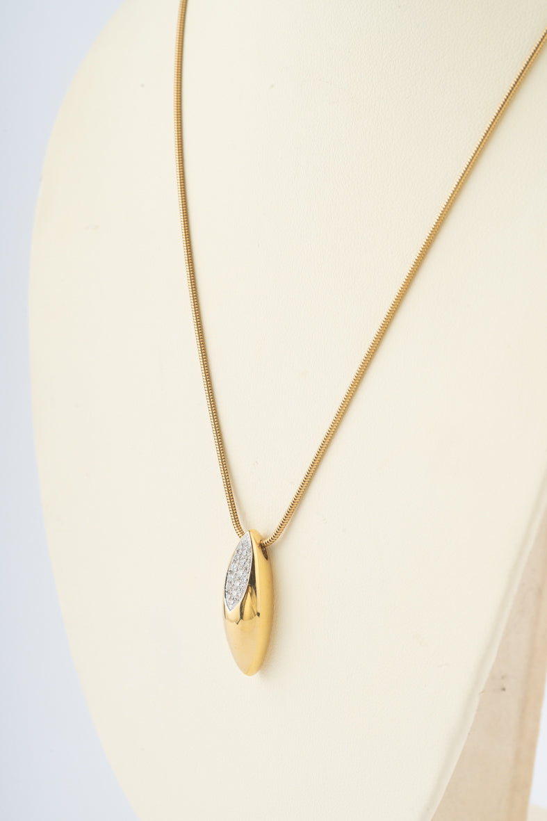 Geelgouden hanger met briljanten aan geelgouden slangencollier