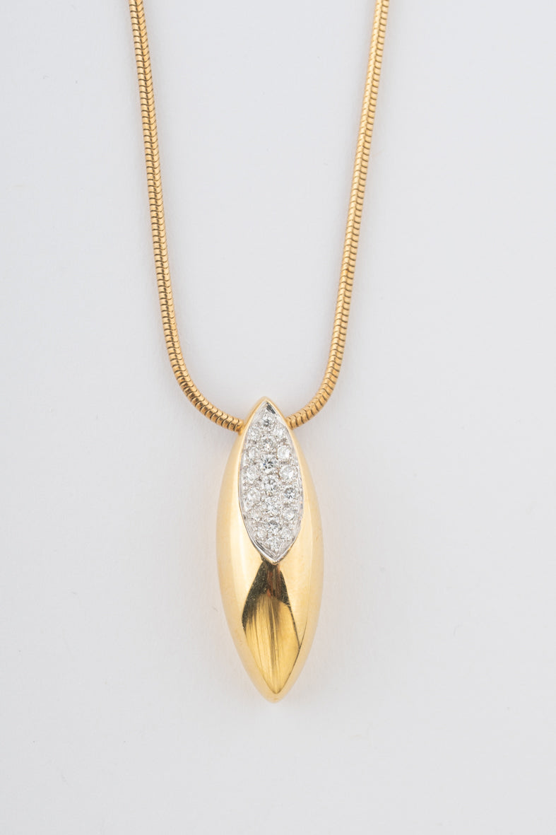 Geelgouden hanger met briljanten aan geelgouden slangencollier