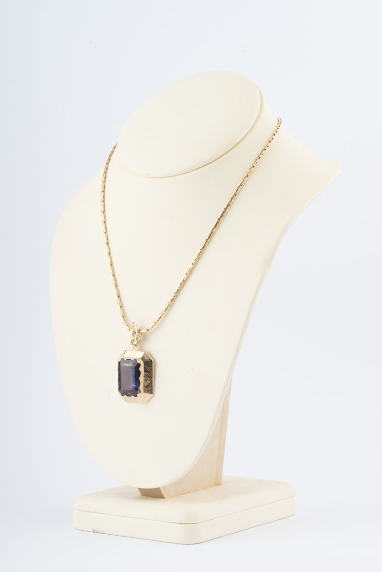 Geelgouden hanger met synthetische korund aan geelgouden schakel collier