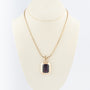 Geelgouden hanger met synthetische korund aan geelgouden schakel collier