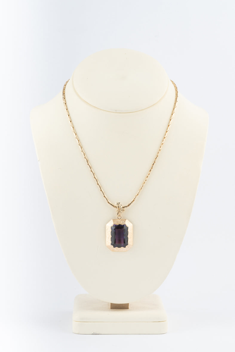 Geelgouden hanger met synthetische korund aan geelgouden schakel collier