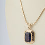 Geelgouden hanger met synthetische korund aan geelgouden schakel collier