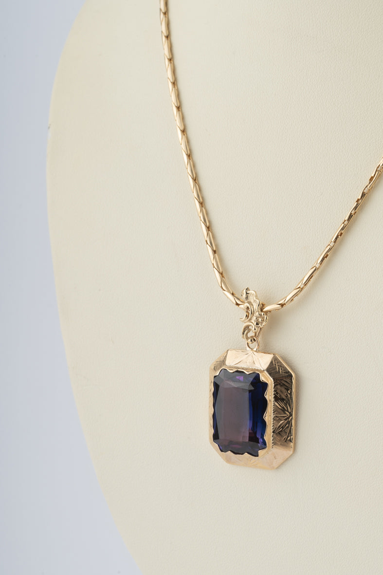 Geelgouden hanger met synthetische korund aan geelgouden schakel collier