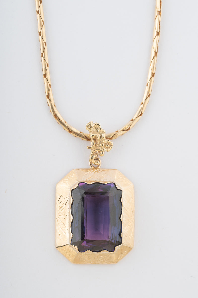 Geelgouden hanger met synthetische korund aan geelgouden schakel collier
