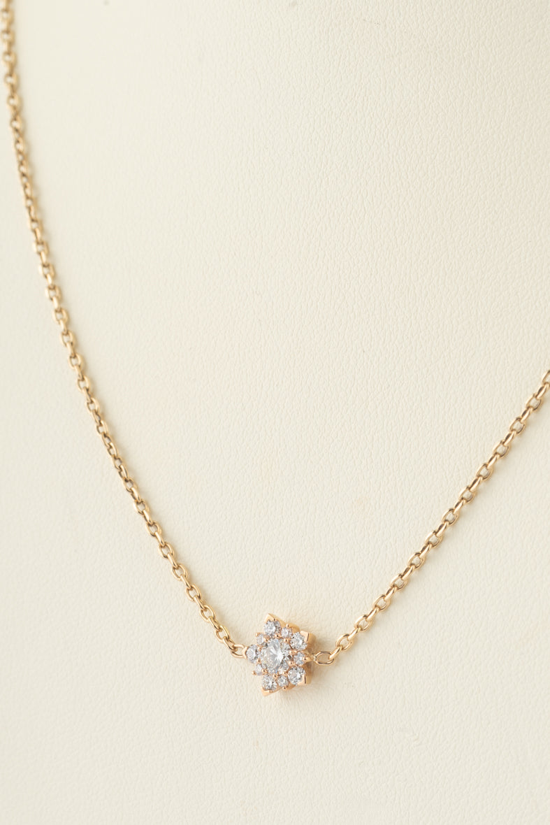Geelgouden collier met entourage hanger met briljanten