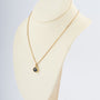 Geelgouden hanger met een onyx aan geelgouden Venetiaans collier