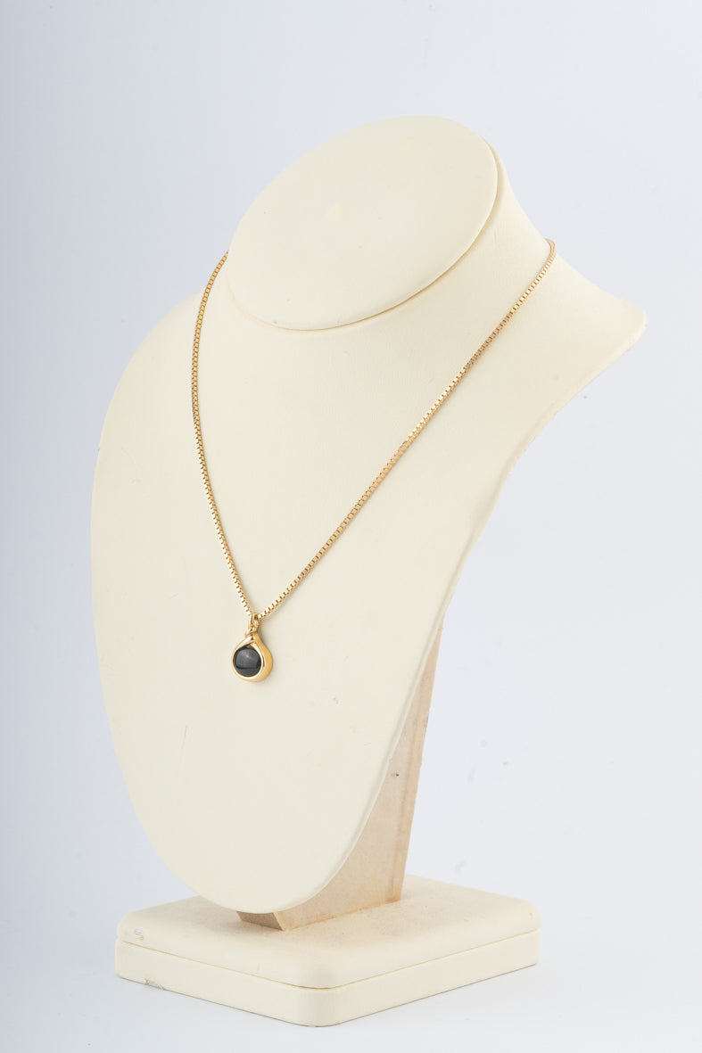 Geelgouden hanger met een onyx aan geelgouden Venetiaans collier