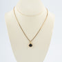 Geelgouden hanger met een onyx aan geelgouden Venetiaans collier