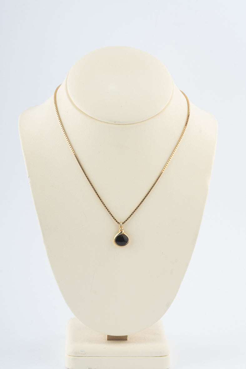 Geelgouden hanger met een onyx aan geelgouden Venetiaans collier